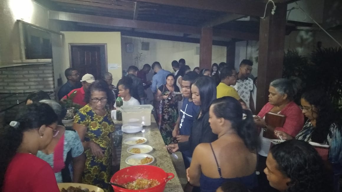 Público da 7 ª edição do Culto A Carne na Brasa alimentando o corpo carnal, que ninguém é de ferro. Foto: Participante 